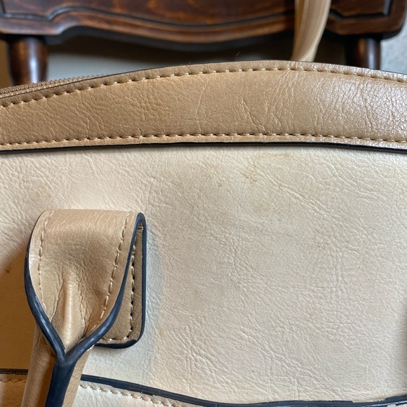 London Fog Cream Leather Purse - Picture 3 of 9